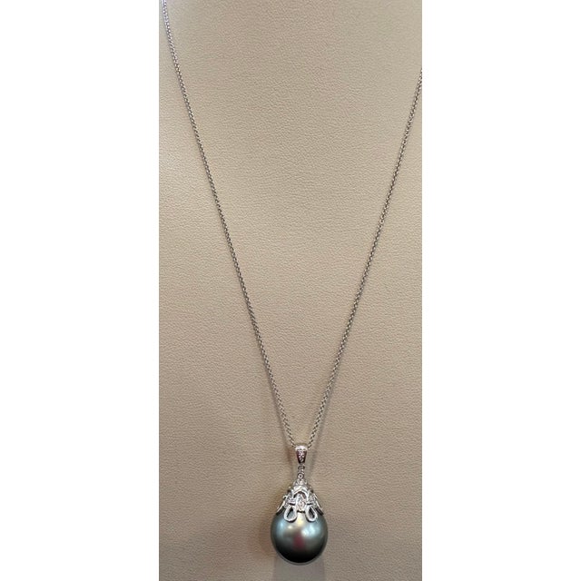 Arts & Crafts 15.5 mm Black Round Tahitian Pearl & Diamond 18 Kt Gold Pendant + Chain 14 KG For Sale - Image 3 of 18
