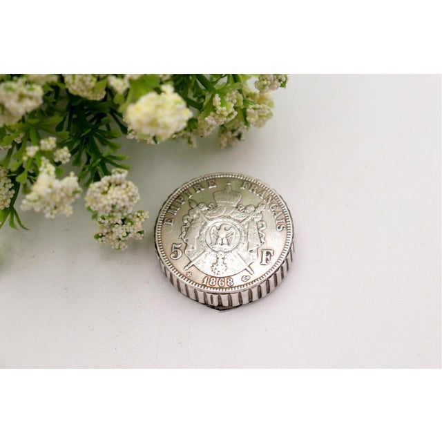 Coin-Shaped Pill Box with Napoleon III Figure, in Good conditions. Designed 1920 to 1949
