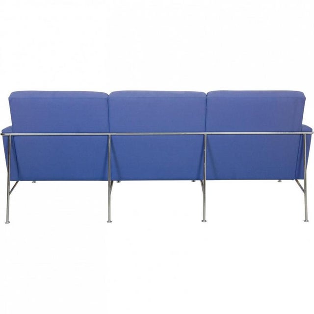 Model 3303 3-Seater Sofa in Blue Fabric by Arne Jacobsen, 1997 For Sale - Image 14 of 18