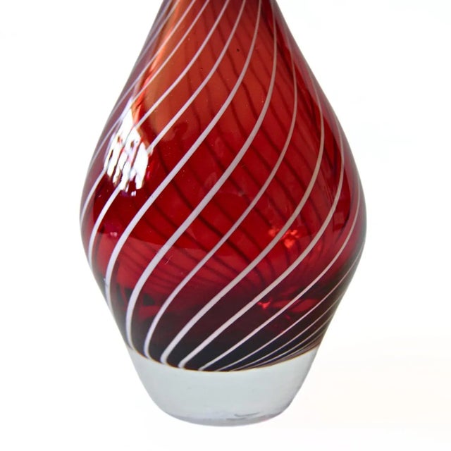Mid-Century Red-White Vase by Vicke Lindstrand, Sweden For Sale - Image 3 of 5