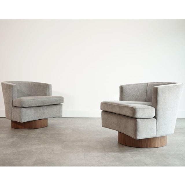 Mid-Century Modern Set of Swivel Chairs in Walnut and Linen by Harvey Probber, C. 1950s For Sale - Image 3 of 10