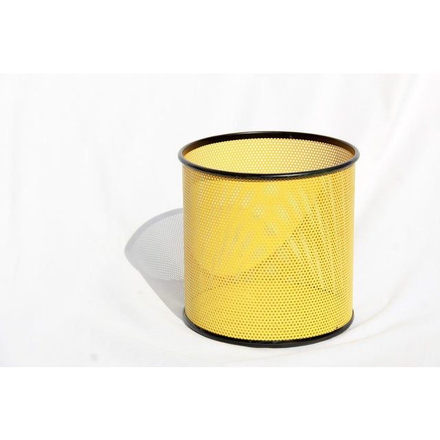 Ginestra is a typical piece from the 1980s made in Italy. This vintage basket is full of character and charm. Made of...