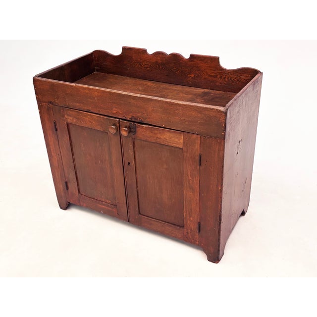 A charming and authentic early American country dry sink dating to the first half of the 19th century, circa 1830....