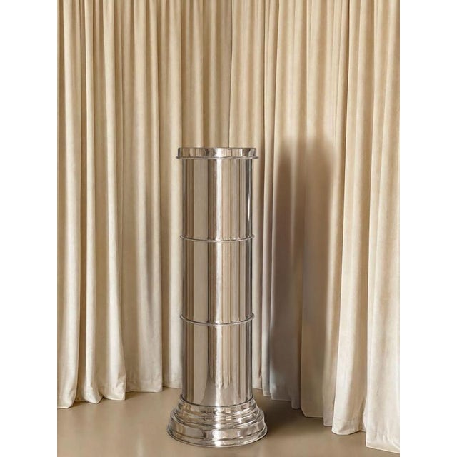 Rl 10 cylindrical pedestal in polished aluminum by caspal dimensions: ø 38 x h 114 cm. Materials: polished aluminum.