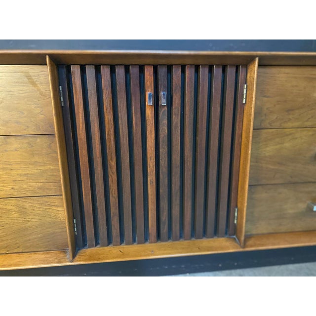 Mid-Century Modern Lane Tower Suite Long Dresser Designed by Dave Parmalee 1970's For Sale - Image 3 of 9