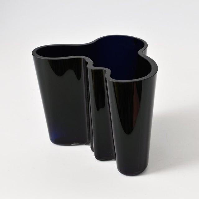 Iittala Dark Blue Savoy Vase in Glass by Alvar Aalto for Iittala, 1980s For Sale - Image 4 of 13