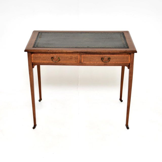 A smart and very well made antique Edwardian desk / writing table. This was made in England, it dates from the 1900-1910...
