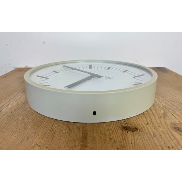 Industrial Grey Bakelite Wall Clock from Pragotron, 1970s For Sale - Image 11 of 16