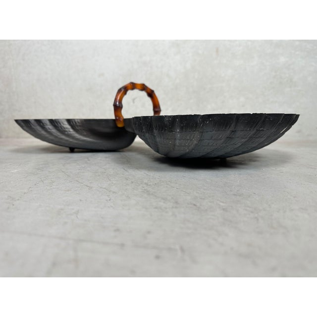 Large vintage bowl in the shape of a scallop shell. Plastic. Excellent condition. The ideal eye-catcher on your table....