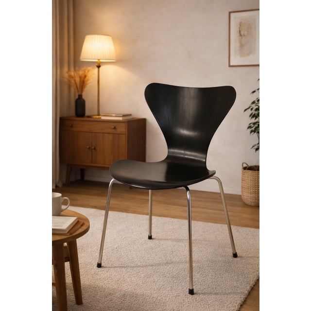 Rare Series 7 chair, first edition from 1955, designed by Arne Jacobsen and produced by Fritz Hansen. This is an original...