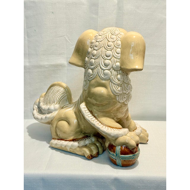 Ceramic Monumental Circa 1980s Cream & White Ceramic Foo Dog Statue (18" Wide) - Mottahedeh Style For Sale - Image 7 of 11
