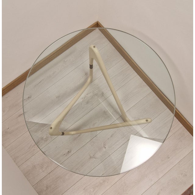 Coffee Table in White Lacquered Wood and Brass with Round Glass Top, 1950s For Sale - Image 4 of 10