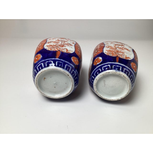 Late 19th Century Elegant Pair of Hand Painted Imari Vases, Meiji Perion, 1880's For Sale - Image 5 of 7