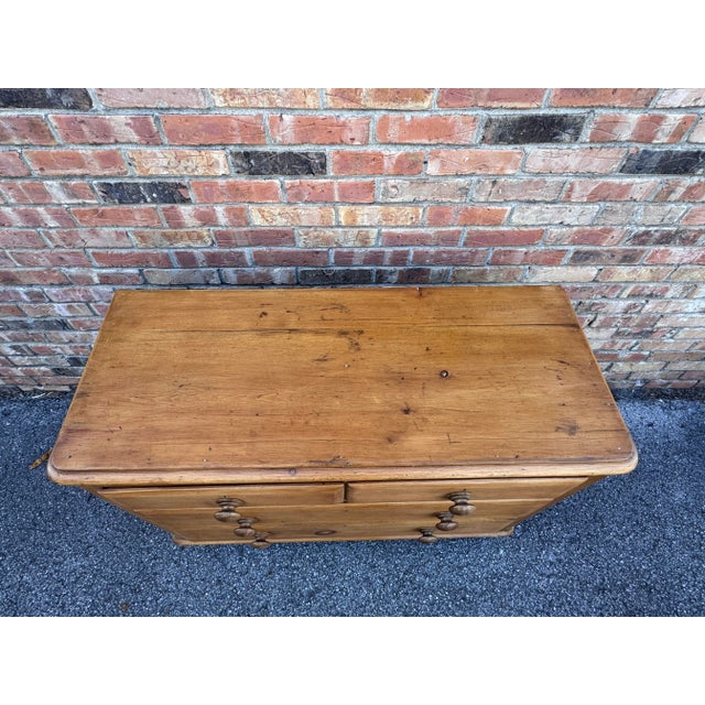 19th Century English Pine Chest of Drawers For Sale In Nashville - Image 6 of 15