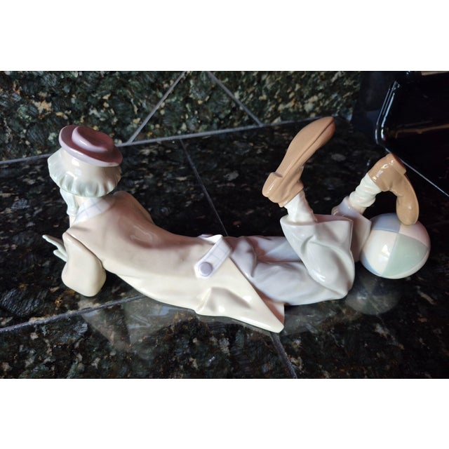 Late 20th Century Vintage Lladró Spain "Clown Lying Down" Large Porcelain Figurine #4618 by Salvador Furió (Jg) For Sale - Image 5 of 7