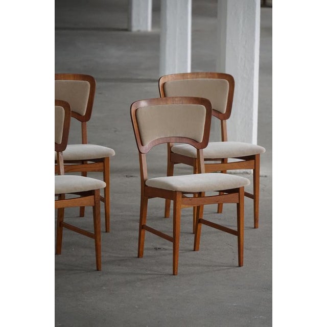 Mid-Century Danish Dining Chairs in Oak, Teak and Mohair, 1960s, Set of 6 For Sale - Image 4 of 18