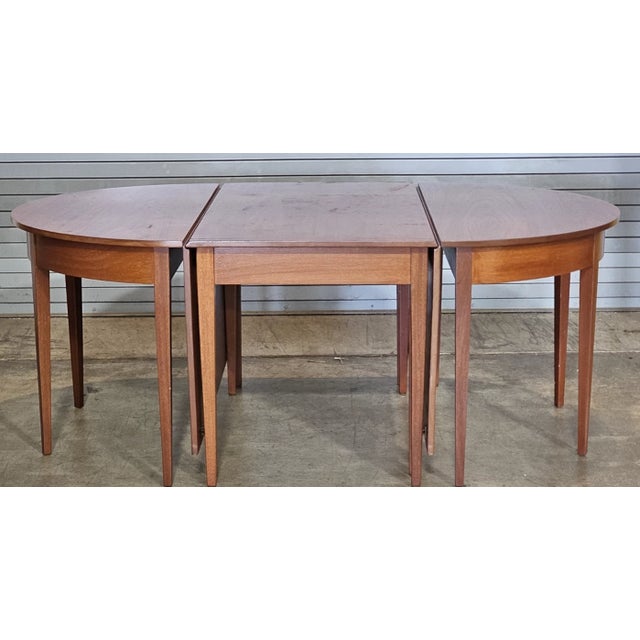 Hepplewhite Kittinger Williamsburg Mahogany Three Part Extendable Banquet Dining Room Table For Sale - Image 3 of 15