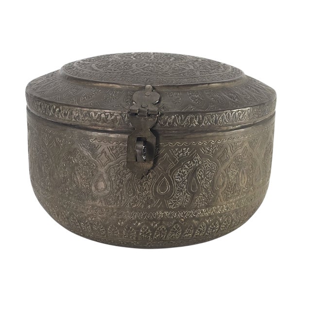 Early 20th Century Vintage Brass Tinned Pandan Box, Hand Hammered With Repousse Design, 12", India Craftsmanship For Sale - Image 5 of 11