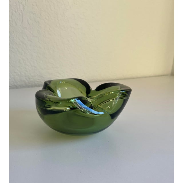Alfredo Barbini 1960s Murano Style Peridot Green Glass Ashtray Catchall Art Glass Bowl For Sale - Image 4 of 8