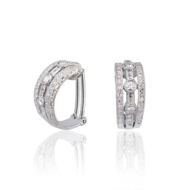 Diamond Earring in 18k gold For Sale - Image 4 of 5