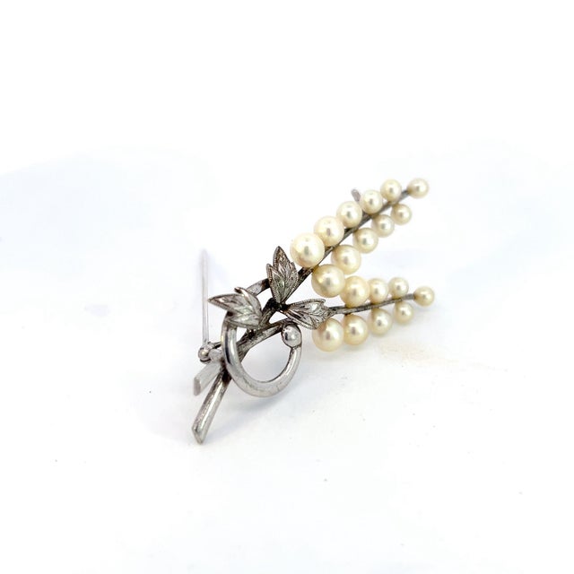 Traditional 1990s Mikimoto Estate Akoya Pearl Brooch Silver 5.50 mm For Sale - Image 3 of 7