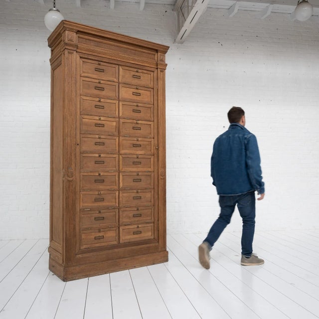 Old oak notary cabinet, 1930 20 lockable flaps Compartment dimensions: 42.5 x 48 x H17 cm Brass handles and label holders.