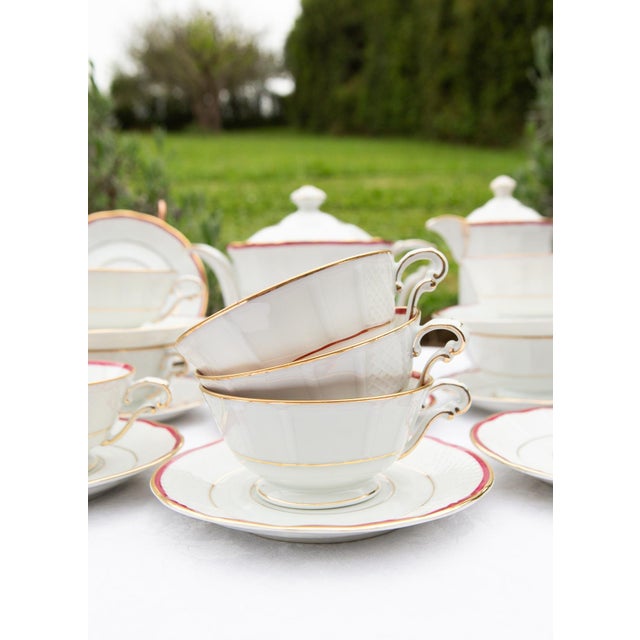 The set includes the following 21 pieces: 8 teacups (10 cm diameter and 5 cm high) 11 saucers (14.6 cm diameter) 1 creamer...