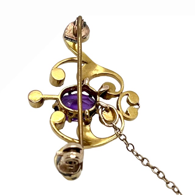 Antique 15ct Gold, Amethyst and Seed Pearl Scroll Brooch, England, Edwardian Period, 1900s For Sale - Image 9 of 15