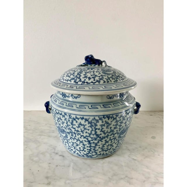 Blue Chinoiserie Blue and White Porcelain Covered Jars With Foo Dog Finials, Pair For Sale - Image 8 of 13