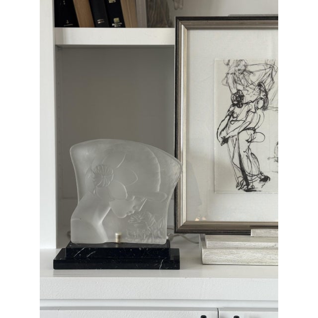 Art Deco lamp from the 1920s - 1930s, featuring a woman's profile with flowers and a black marble base. This lamp is in...
