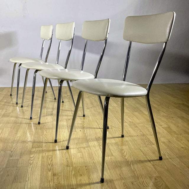 This refined set of four dining chairs perfectly embodies the rationalist and light taste of midcentury style. With their...
