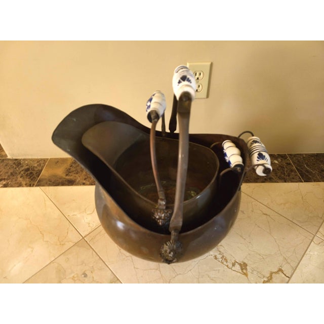 1900 - 1909 Antique 1900s Copper Coal Scuttle Buckets With Porcelain Handles - Set of 2 For Sale - Image 5 of 8