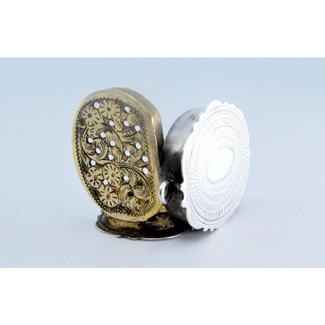 Edward VII Oval Silver and Gold Vinaigrette Box with Engravings For Sale - Image 4 of 10