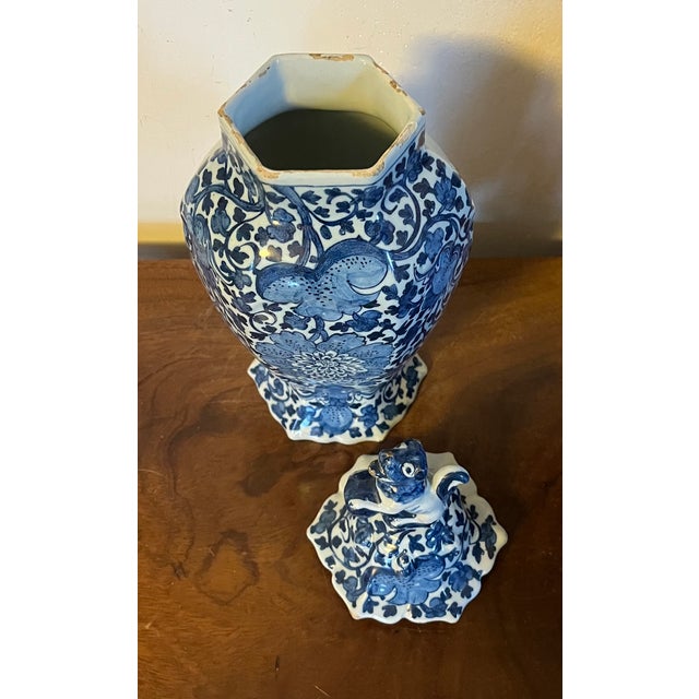 Antique 18th Century Blue & White Delft Vase With Figural Lion Lid in the Chinoiserie Style by the De Porceleyne Bijl Factory Circa 1775 For Sale - Image 12 of 15