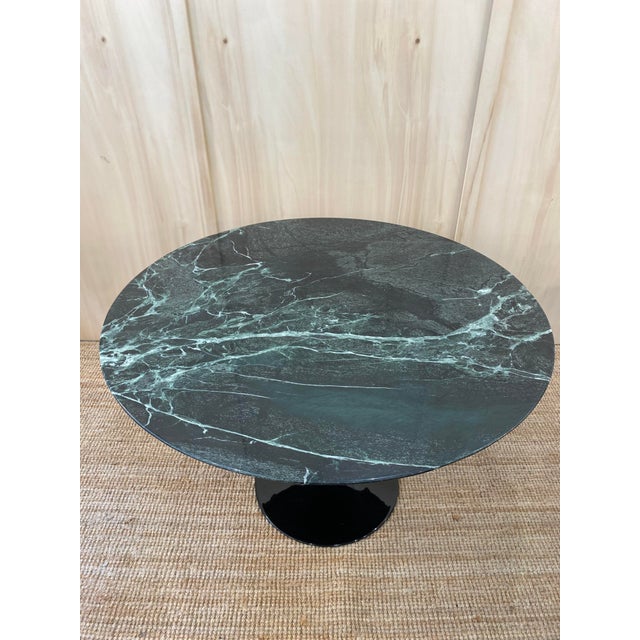 Round Tulip Table with Green Alpine Marble Top by Eero Saarinen for Knoll Inc. / Knoll International, 1980s For Sale - Image 11 of 13