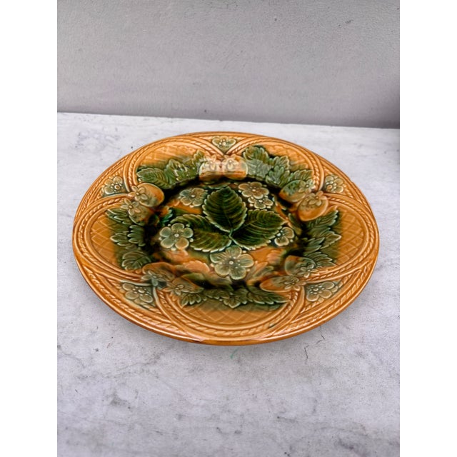 Large French Majolica Strawberries Plate, circa 1890. 10.2 inches diameter.