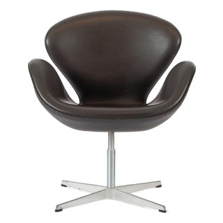 Mid Century Danish Modern Brown Swan Chair by Arne Jacobsen for Fritz Hansen For Sale