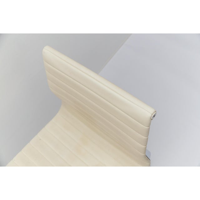 Vintage EA 105 Aluminum Chairs by Charles & Ray Eames for Vitra, 1970s, Set of 2 For Sale - Image 11 of 18