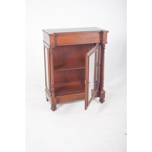 Single-door shop window. The robust structure is enhanced by a glazed door on the front and glass on each side, allowing...