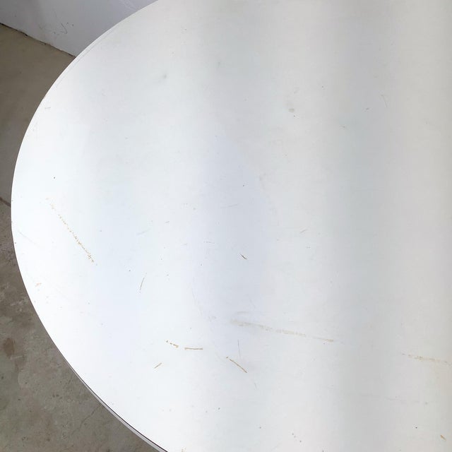Round White Dining Table With Knoll-Style Wire Base For Sale - Image 9 of 12