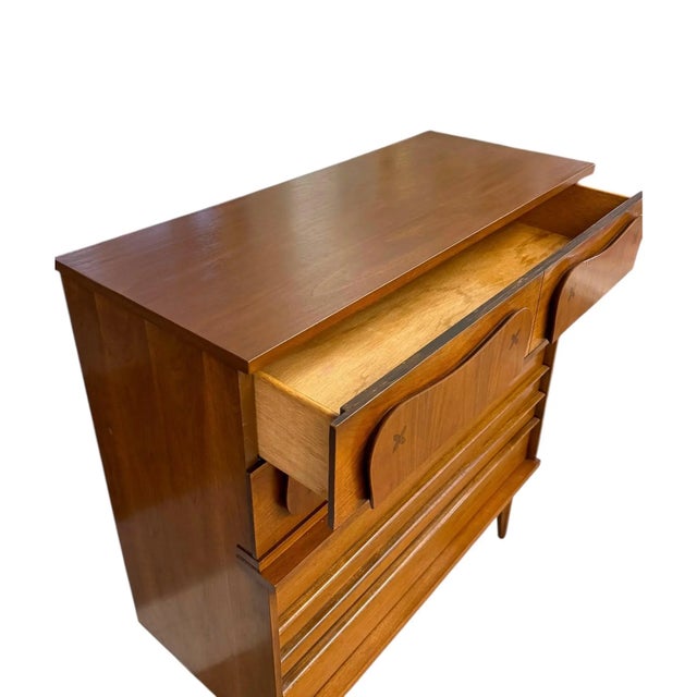 Mid-Century Modern Vintage Bassett Monterey Mid-Century Modern Walnut 5-Drawer and 9-Drawer Dresser Set With Rosewood ‘X’ Inlays by Leo Jiranek Circa 1963 For Sale - Image 3 of 11