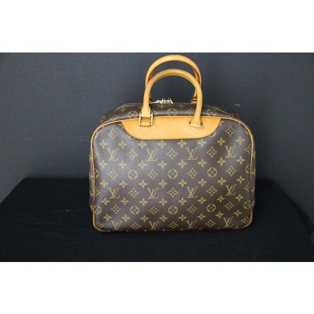 This magnificent louis vuitton bag is crafted from the iconic monogram canvas with natural calfskin trim and rolled...