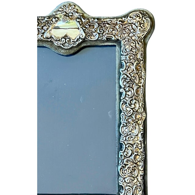 Bunny Williams Home 1980s Rococo Revival Silverplated Picture Frame With Floral Scrollwork and Crest Cartouche 10.75" × 8.5" for 5" × 7" Image For Sale - Image 4 of 13