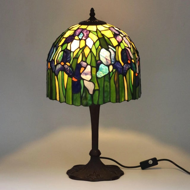 Stained Glass Table Lamp in the style of Tiffany, 20th Century For Sale - Image 4 of 5