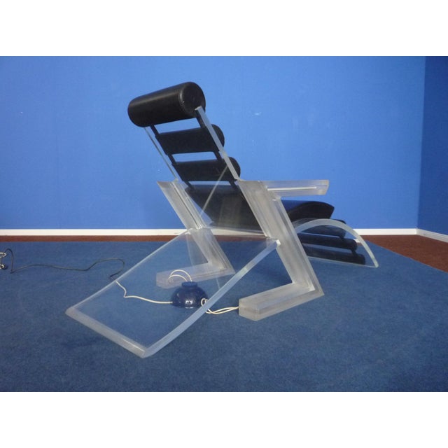 Italian Space Age Acrylic Glass Chaise Lounge, 1960s For Sale - Image 10 of 16