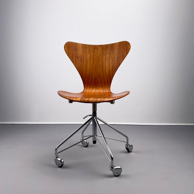 Mid-Century Modern 7 Series 3117 Office Chair in Teak by Arne Jacobsen for Fritz Hansen, Denmark, 1960s For Sale - Image 3 of 18