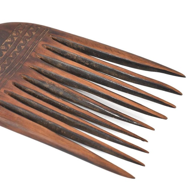African Early 20th Century Nyamwezi Mwana Hiti Figural Comb Tanzania For Sale - Image 3 of 4