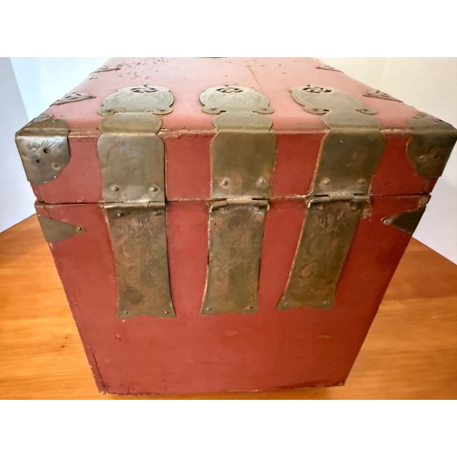 Small Lacquered Korean Cosmetics Box (Gyeongdae) With Brass Fittings 19th Century For Sale - Image 12 of 15
