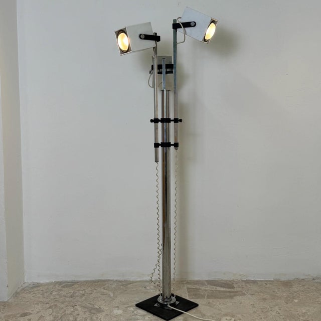 Floor Lamp with 3 Cubic Spotlights in Chromed Steel by Pat Hoffman for Lucitalia, 1970s For Sale - Image 3 of 16