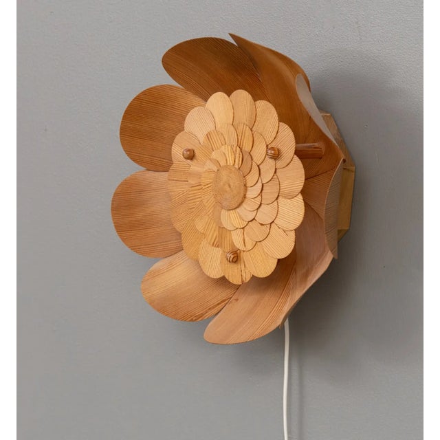 Swedish vintage wall sconce / wall light made of Pine veneer wood in form of a large flower. Very ice vintage condition....